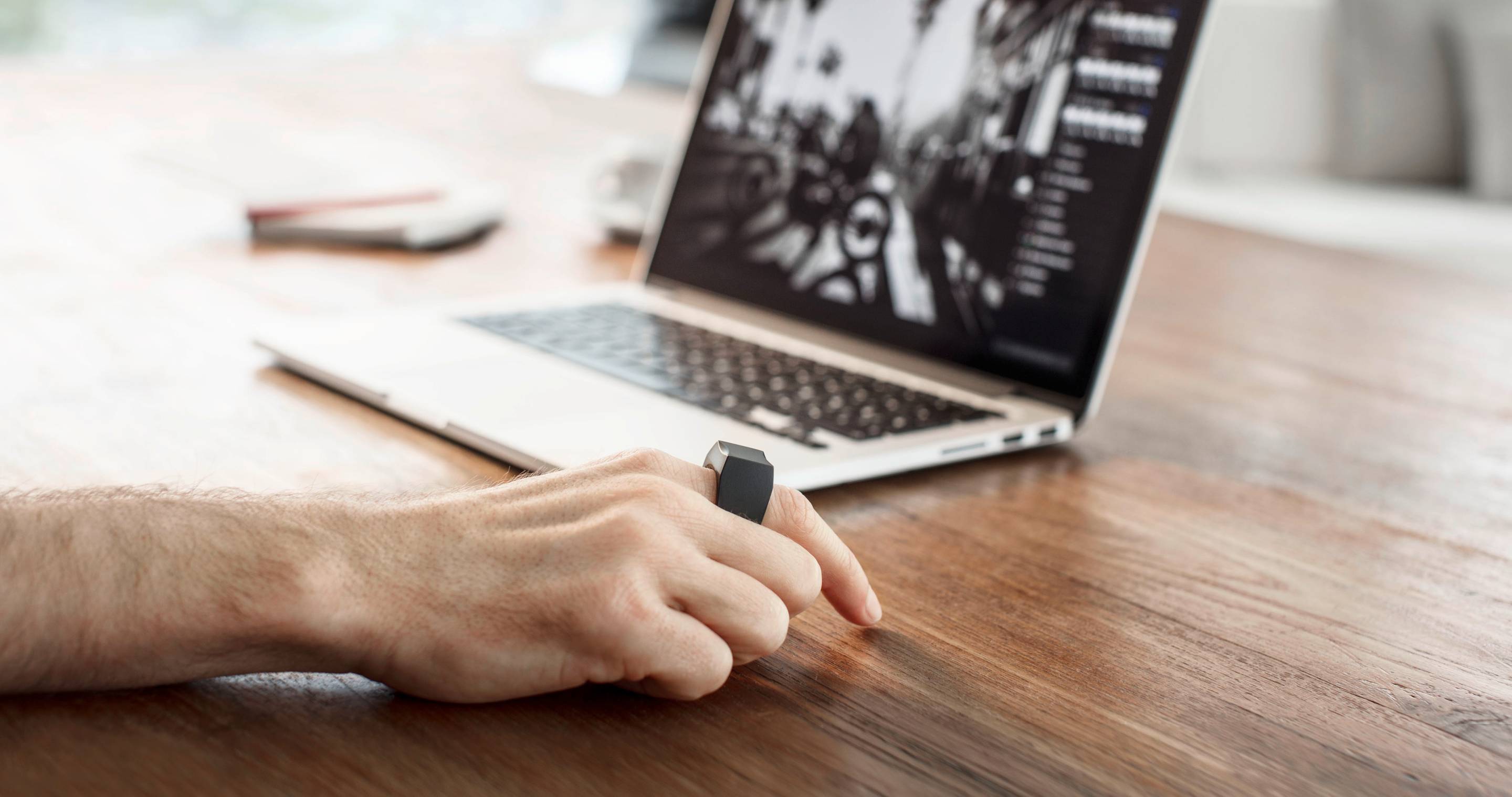 Using the Padrone ring on a desk to control a laptop